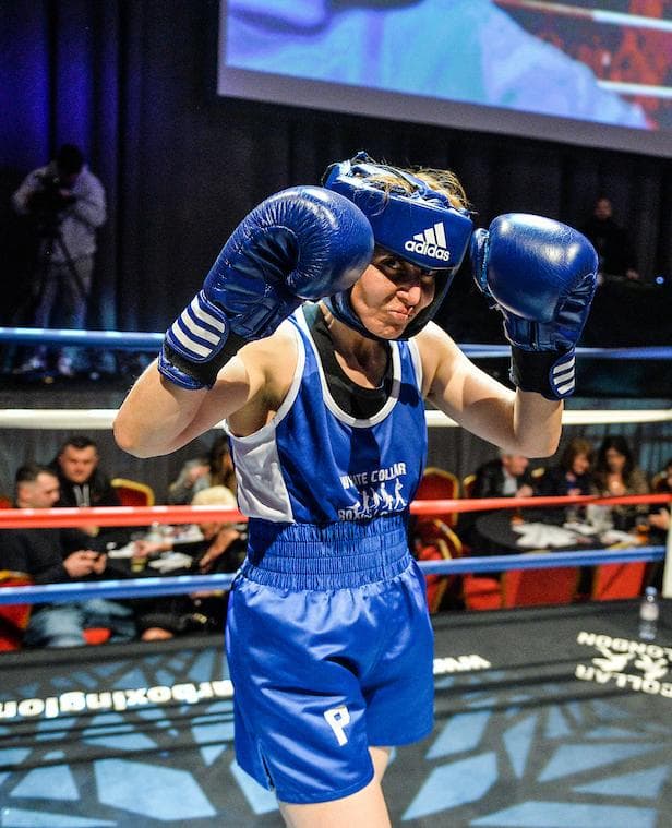 Patrizia P., Bodyjunkies white collar boxer (1-0)