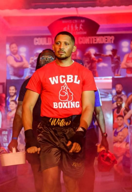 Theo P., Bodyjunkies white collar boxer (2-0)